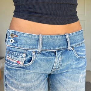 Diesel jeans - Midjemått: 39cm rakt över, innerbenslängd: 85cm 💕