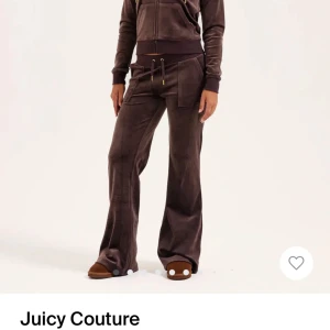 Juicy Couture byxor - Mörkbruna mjukisbyxor från Juicy Couture, bootcut-modell. Snöre sitter i byxorna men en tappad snörända. Pris kan diskuteras!❤️