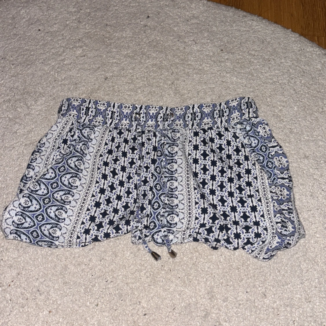 Mönstrade blåvita shorts med snörning