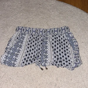 Mönstrade blåvita shorts med snörning - Snygga shorts