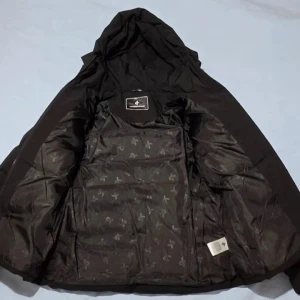 Svart pufferjacka från Cross Sportswear S - Säljer en svart pufferjacka från Cross Sportswear i storlek S. Jackan har huva, dragkedja framtill och är vadderad för extra värme. Insidan har ett diskret mönster och jackan är perfekt för kalla dagar. Enkel och stilren design som funkar till det mesta.