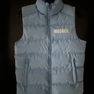 Ljusblå dunväst från Hoodrich - Snygg ljusblå dunväst från Hoodrich med hög krage. Helt ny!