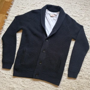 Stickad Cardigan - Säljer nu en riktigt skön marinblå kofta med snygg textur!!🫐🎨| Hör av dig vid frågor!!✌🏻👑