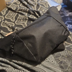 Mystery bag scrapbooking  - En mystery bag med scrapbooking saker som stämplar, stämpelfärger och annat gott o blandat mycket är oanvänt men finns lite använt + väskan de kommer i helt ny med tagen kvar