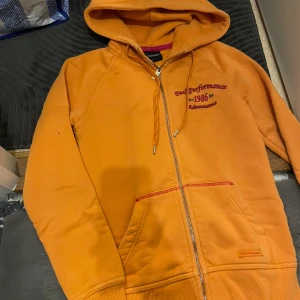 Peak Performance  - Tröjan är lite mer åt det orange hållet än vad det ser ut på bilden. Den har en väldigt fin passform och är tight.