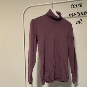 Lila polotröja i merinoull Sixth Sense / C&A - Säljer en lila polotröja från Sixth Sense i 100% merinoull. Tröjan har lång ärm, ribbad polokrage och är supermjuk och tunn, perfekt för lager på lager. Enkel och stilren modell som funkar till allt. Storlek S. Det finns några hålar som jag har sytt- skriv till mig så kan jag skicka mer bilder av dem. :)