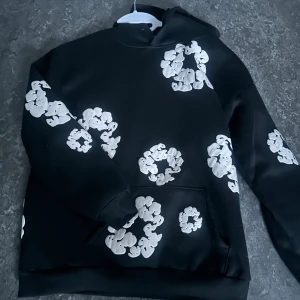 Svart Denim Tears hoodie - Hej, säljer denna riktigt fina denim tears hoodien, riktigt skön också nu inför lite kallare väder då den inte bara ser bra ut, utan också värmer. Är inte använd så mycket men jag personligen tycker inte om den så mycket på grund av materialet. Inga defekter mm, för pris sänkning eller fler bilder så skicka ett SMS .