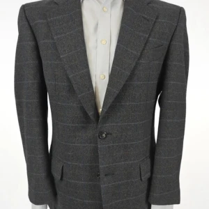 Gra Saint Laurent blazer - Tjena! Säljer en sjukt trendig Saint Laurent blazer! Denna är väldigt ovanlig, samt eftertraktad😇nypris över 9000 kr mitt pris enbart 1999 kr. Storleken M, 50! 