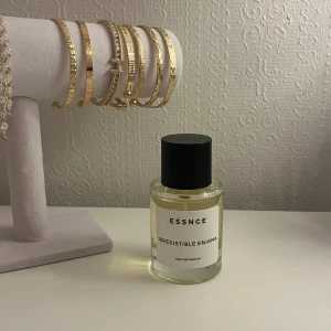 Essnce Irresistible Enigma parfym - Nästan helt ny essnce parfym. Bara testad med få sprut. Doftar otroligt gott. En av delas bästsäljare genom alla tider. Gillar du prada paradox så kommer du älska denna för de är lika.