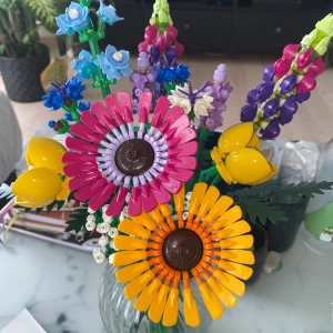 LEGO Icons Botanical Collection Wildflower Bouquet 10313 - Lego blombukett 💐 Endast byggt ihop en gång, så gått som ny✨ Originalplasten är borta med nummer men lagt varje blomma i en plastpåse noga✨ Instruktionerna finns kvar🌿