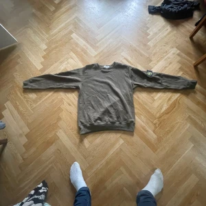Olivgrön Stone Island sweatshirt - Säljer en brun sweatshirt från Stone Island  i nyskick. Bara att höra av sig vid intresse pris kan ändras…