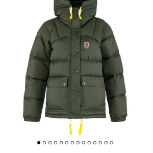 Grön dunjacka från Fjällräven - SÖKER denna gröna fjällräven i storlek xs eller s i UTBYTE mot min blåa som är i storlek xs. Egna bilder kan skickas vid önskemål på min, den har inga defekter och är sparsamt använd! DEN ÄE EJ TILL SALU