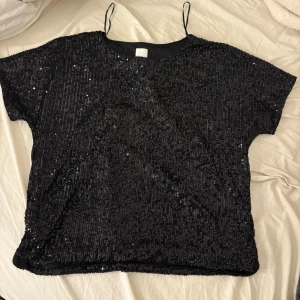 Glittrig tröja - Festlig tröja som är glittrig, använd ca 2ggr 🥰