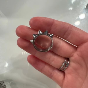 edblad ring - klassiska edblad ringen med nitar som är använd endast några ggr, det finns repor som man inte tänker på. stl 16,0 mm
