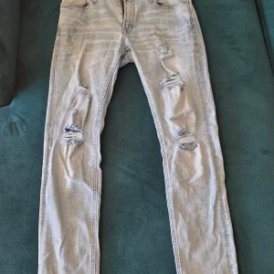 Ljusblå skinny jeans Jack & Jones - Säljer ett par ljusblå skinny jeans från Jack & Jones, modell Liam. .