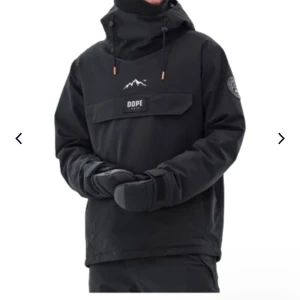 Svart från Dope Snow - Svart från Dope Snow med stor huva, dragsko och orange detaljer. Jackan har en stor ficka framtill med Dope-logga och bergmotiv, jackan är fodrad samt långa ärmar. Storlek M. Endast använd fåtal gånger. Säljer även 2 till dope jackor💞