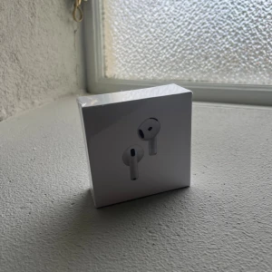 Apple AirPods 4 (ANC) - Helt nya Apple AirPods 4 med aktiv brusreducering. Oöppnad originalförpackning, tillverkad 2025. Kompatibel med trådlös laddning och USB-C. Perfekt för musik, samtal och vardagsbruk. Levereras med laddningsetui. Inga synliga defekter eller slitage. Priset är inte hugget i sten, välkomna!