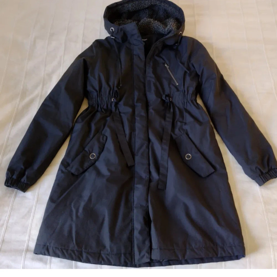 Svart fodrar kappa med huva - storlek 34/36