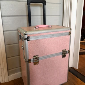 Nagelväska  - Nagelväska köpt för 15+ år sen använts mycket. Är lite sliten, färg inne och lite sönder. Den har hjul och man kan både bära och rulla. Mycket plats för nagelsaker. Utanpå ser den fräsch ut. Köpt för 799 säljs då den inte används. Lätt om man kan mötas upp då den är ganska stor för att skickas.