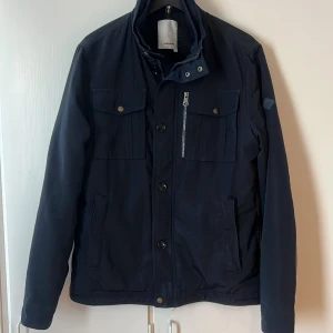 J.lindeberg jacka - Säljer nu denna väldigt fina j.lindberg jackan då den inte används perfekt för hösten. Storlek M och mycket bra skick