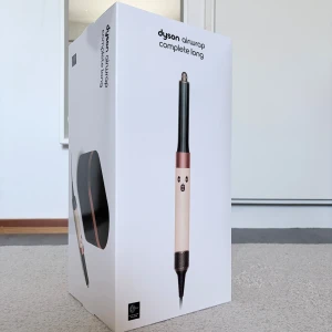 Dyson Airwrap Complete Long - Dyson Airwrap Complete Long i elegant färg, levereras med flera tillbehör för styling. Perfekt för att skapa lockar, volym och släta frisyrer utan extrem värme. Produkten är helt ny, vid snabb affär kan priset skiljas några hundralappar.