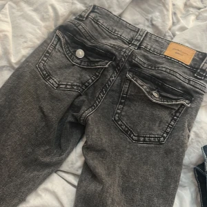 Gina jeans  - Säljer ett par svarta jeans från Gina  i storlek 32. Jeansen är bot cut och low waist. Dom har inga fläckar och inga hål och är som nya. Köpte dom på Gina för 500kr säljer dom för 300kr men pris går att diskutera ❤️