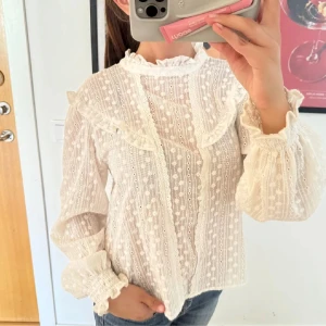 Blus - Såå fin blus från zara, endast använd vid få tillfällen ❣️☺️första och andra bilden är lånad 