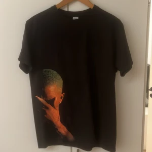 Svart t-shirt med Frank ocean tryck, storlek S - Svart t-shirt i bomull med ett stort färgstarkt tryck av Frank Ocean på framsidan. Inköpt från ColdPrint för runt 800kr