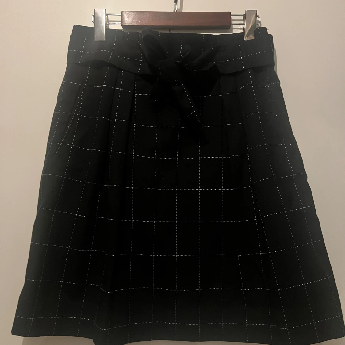 Svart rutig kjol med knyt från H&M