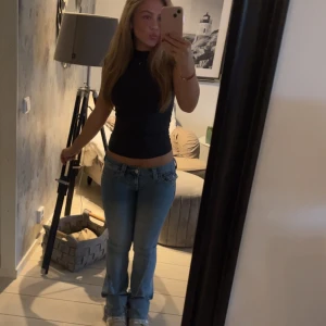 Lågmidjade ljusblå bootcut jeans - Jag säljer dessa ljusblå true religon jeans i joey, jag har dock sytt upp dessa hos en skräddare så de sitter perfekt för dom som är 1,60 och kortare🥰🥰