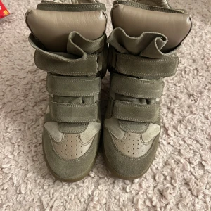 Isabella marant skor  - Jätte snygga Isabella marant skor som är i mycket bra skick. Liten slitning på inre delen av skon vissas på bild 4. Jag säljer pågrund av att jag inte använder dom längre, låda ingår😊(pris kan diskuteras)