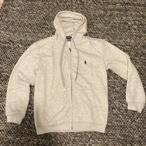 Ralph Lauren zip hoodie - En zip hoodie från Ralph Lauren i mycket bra skick då den används ett fåtal gånger. Jag kan gå ner i pris vid snabb afär. Tveka inte att höra av dig. 