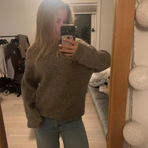 Beige stickad tröja från H&M - Mysig beige stickad tröja från H&M i ull- och alpackablandning. I mycket bra skick!!