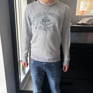 Ralph lauren tröja - Säljer denna denim supply Ralph Lauren tröja | Skick 7/10 | Nypris 1500 | Storlek S | Hör av er vid minsta fråga 😁✅