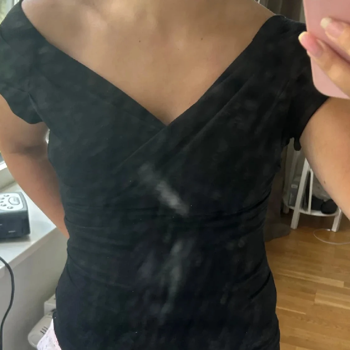 Svart omlottopp med v-ringning