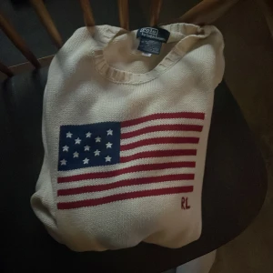 Vit stickad tröja Polo Ralph Lauren - Vit Ralph lauren tröja med amerikansk flagga nypris ligger runt 5000 kronor kom gärna privat för mer frågor, de är storlek medium 