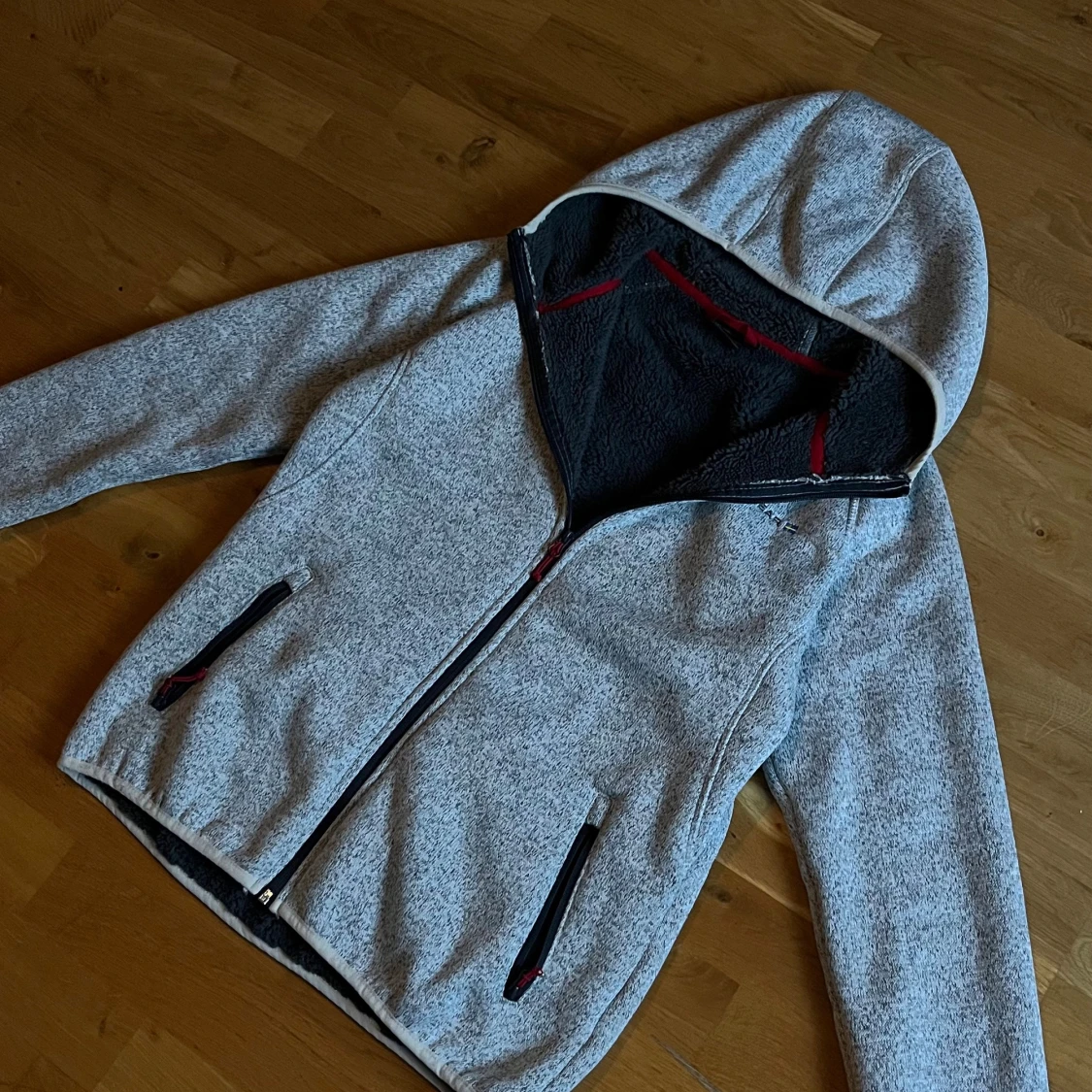 Grå teddyjacka med huva från Bluewear - 4