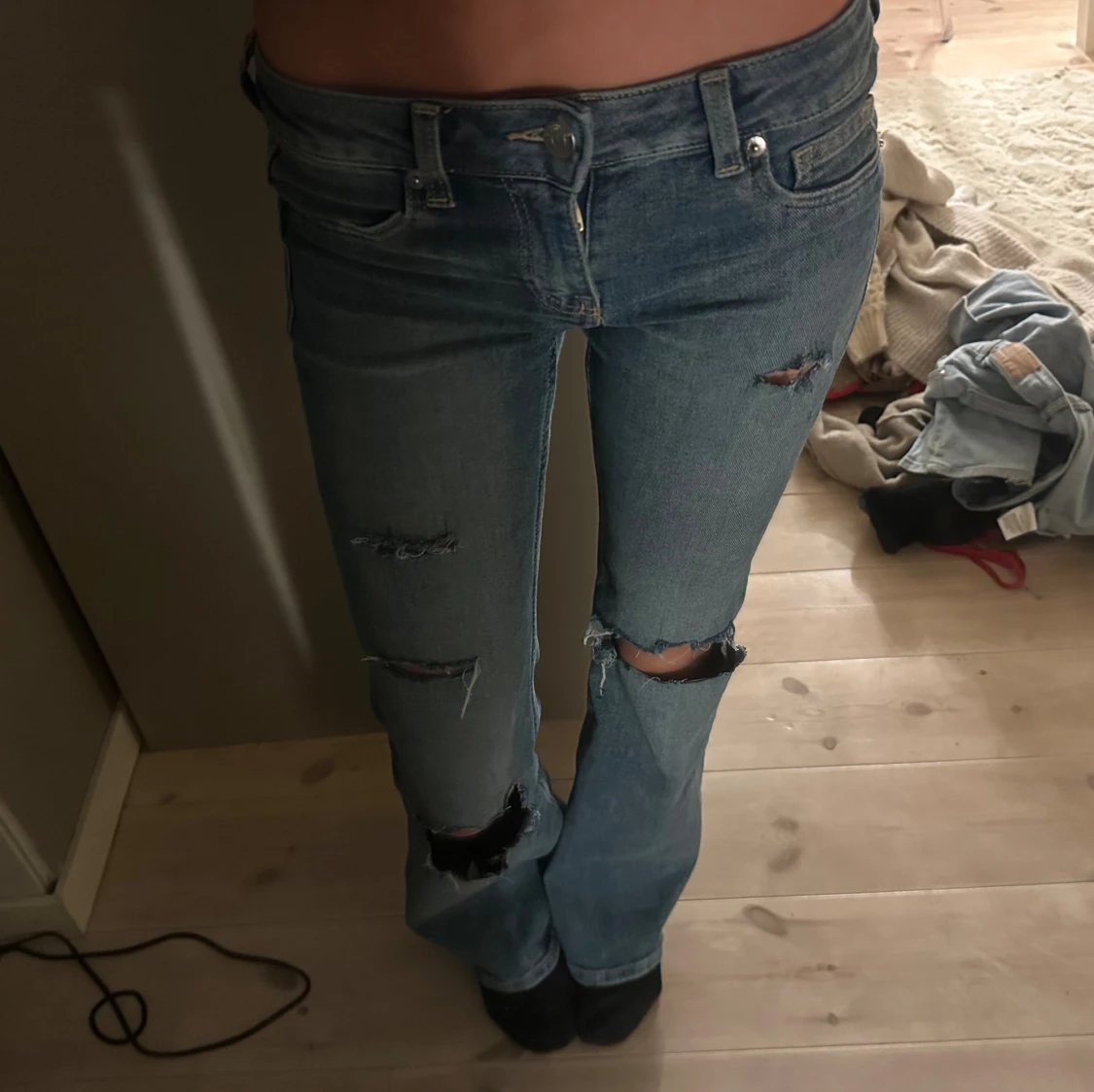 Blå bootcut jeans med slitningar - 2