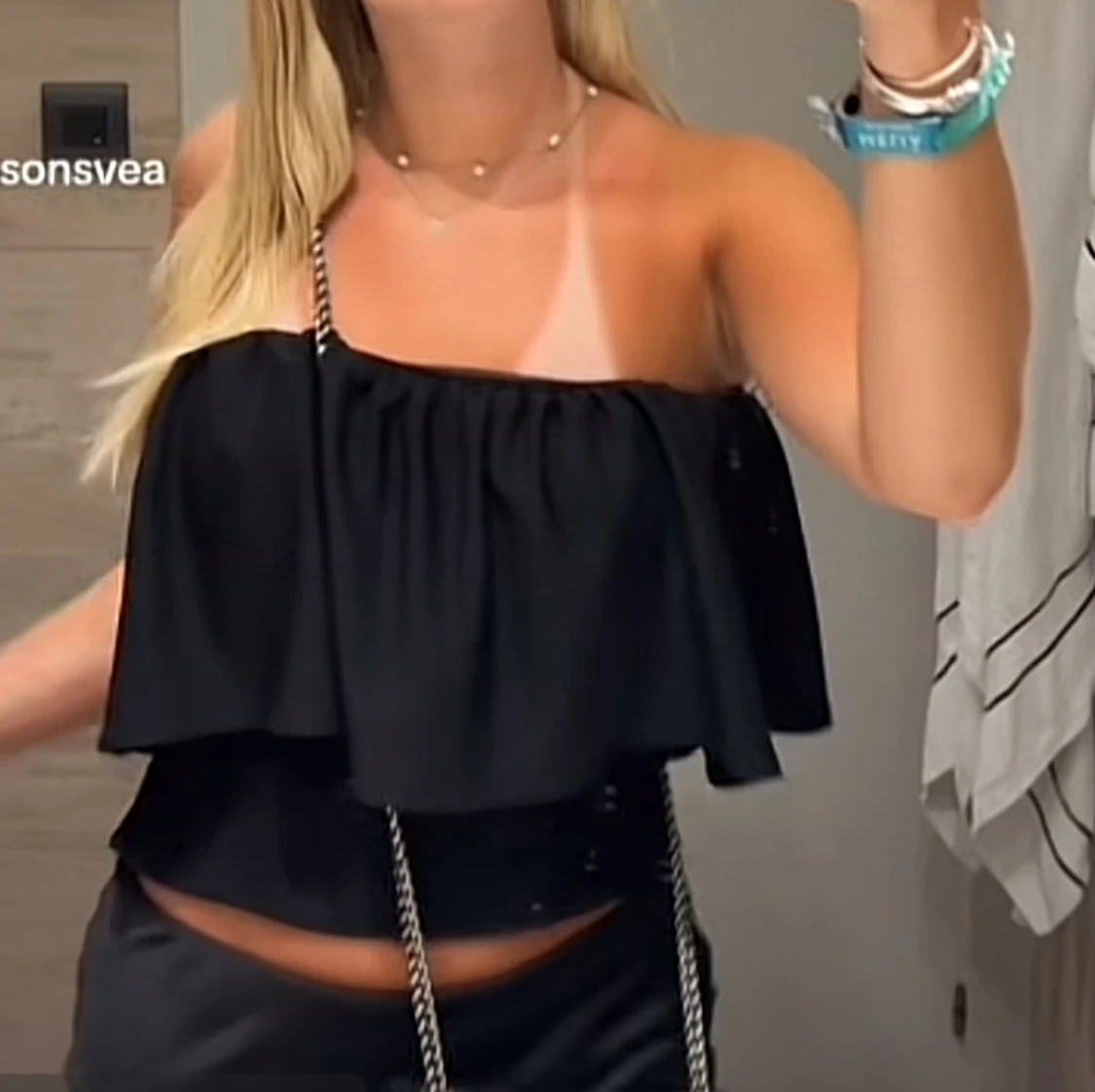 Svart volangig tubtopp