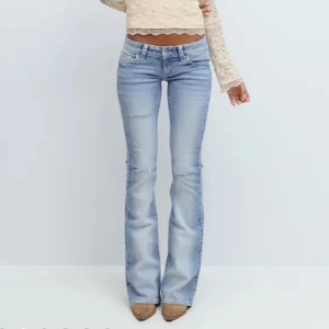 Lågmidajde jeans med hål - Snygga lågmidjade jeans som är helt slutsålda, stl xs använda 1 gång från ginas 14+ kollektion 💕 kommer ej till användning och har liknande 