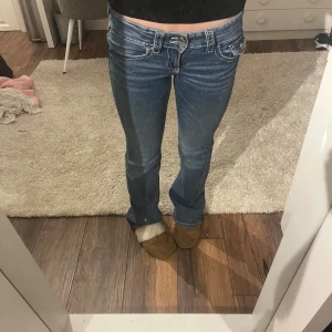 Blåa Gina tricot jeans - Blå jeans från Gina tricot i storlek 158, säljer eftersom dom är för små.