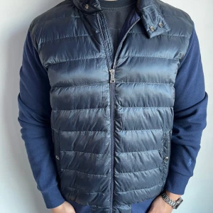 Mörkblå cardigan Polo Ralph Lauren - Riktigt fet  Ralph louren cardigan som får dig att stå ut i mängden, den är i nyskick då den knappast användts utan mestadels testad. Nypris är 2900 och den är självklart äkta med en scankod. Tveka inte att höras av vid intresse