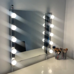 Sminkspegel med LED-lampor - Sminkspegel och belysning från IKEA. Inga tecken på användning! Skriv för mer frågor