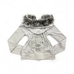 Juicy Couture Fur Hoodie - ✨ Säljer en unik fur hoodie från märket (Juicy) ✨ Pälsen är ditsatt i efterhand för en personlig och trendig look. Storleken är (M), men den passar mer som en (Xs) beroende på önskad passform. Eftersom plagget är second hand kan mindre defekter jag missat förekomma! – se gärna min bio för mer info.  💎 Priset är fast och ej förhandlingsbart.  Tvättråd: Handtvätta i ljummet vatten, var försiktig med pälsen, alternativt tvätta tröjan i en tvättpåse i tvättmaskinen 30-40grader. Undvik torktumlare. 