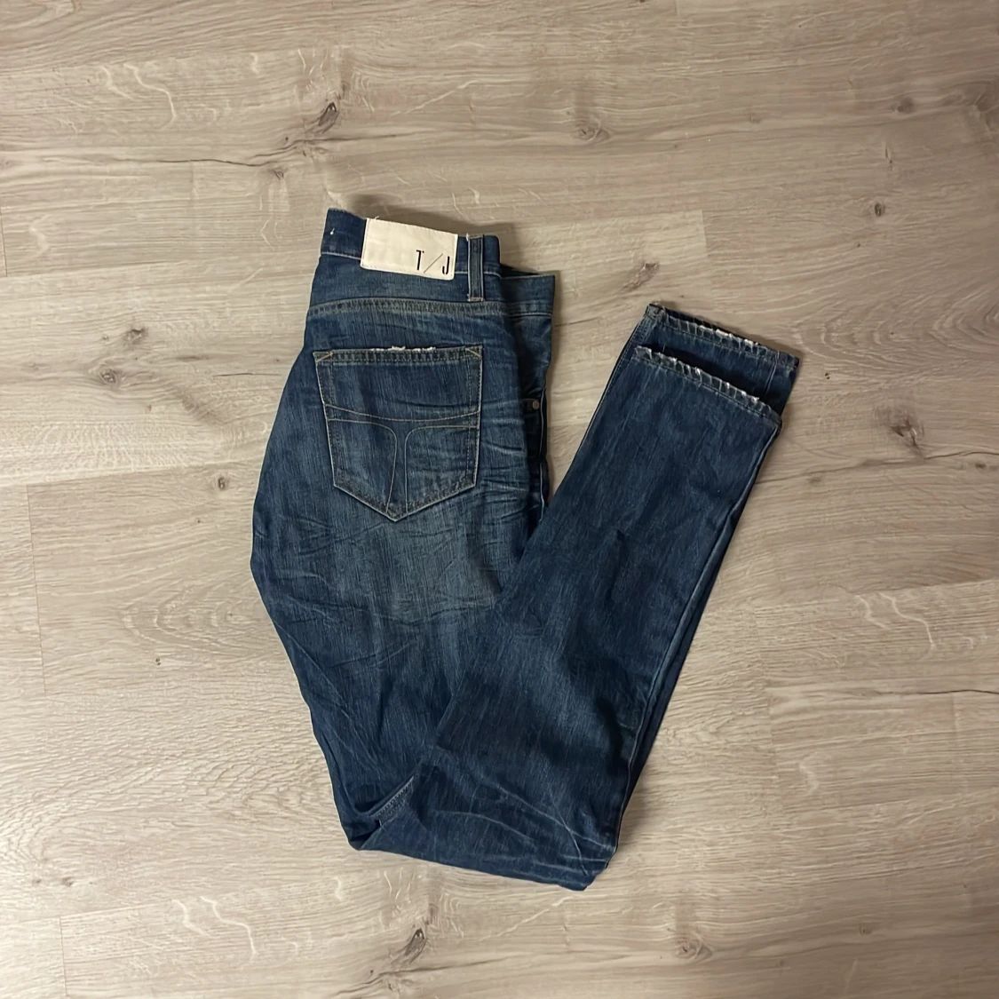 Blå jeans med raka ben