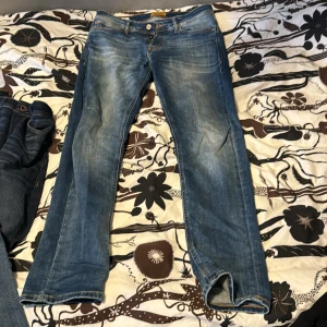 Blå tapered jeans Tapered/Mike 29/32 - Snygga blå jeans från Tapered/Mike i storlek 29/32. Jeansen har en tapered passform med klassisk femficksdesign, orangea sömmar för en cool look. Perfekta för dig som gillar en smalare men ändå avslappnad stil. På sista bilden är det en fläck på höger ficka men går säkert bort i tvätten! 