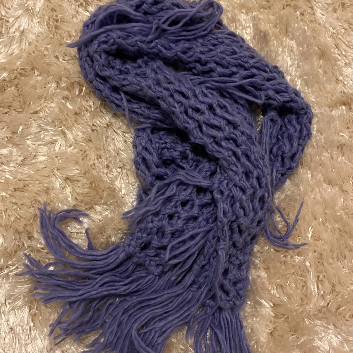 Lila stickad halsduk med fransar