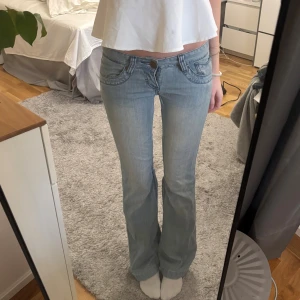 Ljusa lågmidjade jeans - Så fina lågmidjade ljusblåa jeans💕 midjemått 37 cm innerbenslängden 81 cm🫶jag har sytt in jeansen i benen så att de fick snyggare passform men stygnen är inte så tydliga 💕