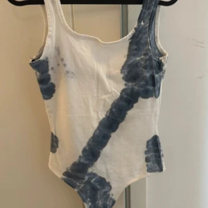 Vit och blå body - Säljer en body med vitt och blått mönster.