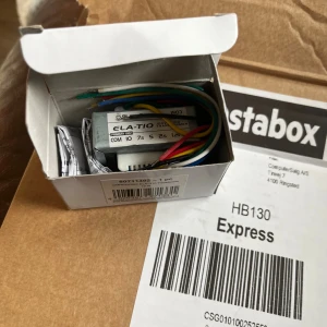 OMNITRONIC ELA-T10 Transformer 10W - Ny OMNITRONIC ELA-T10 transformator, 10W, levereras i originalförpackning. Perfekt för ljudinstallationer och högtalarsystem. Flera anslutningskablar medföljer. Produkten är oanvänd. 